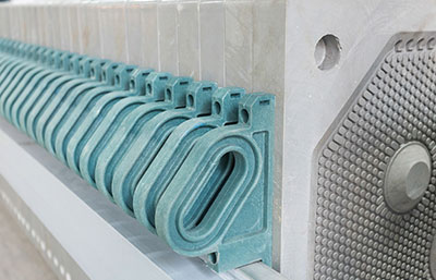 提高污泥廂式壓濾機高效及使用壽命的方法