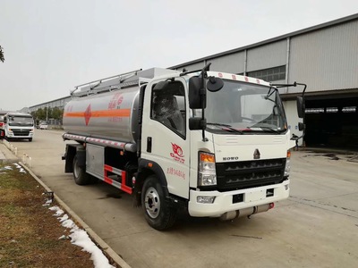 西安重汽豪沃10噸油罐車 10.5方加油車配朝柴10檔變速箱，高效運輸水泥行業新選擇