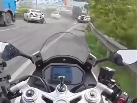 突發 貨車避讓油罐車，背后的原因讓人深思